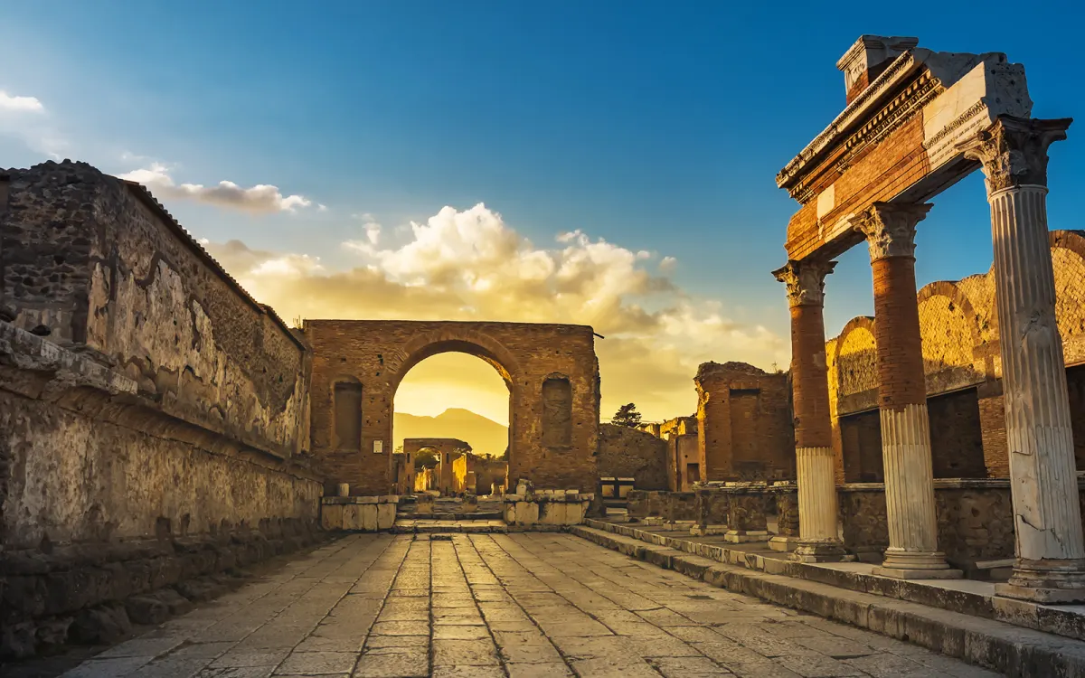 Ingresso agli scavi di Pompei al tramonto