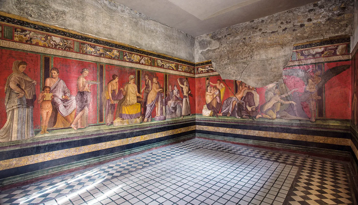 Panoramica di Pompei con visitatori tra i resti archeologici