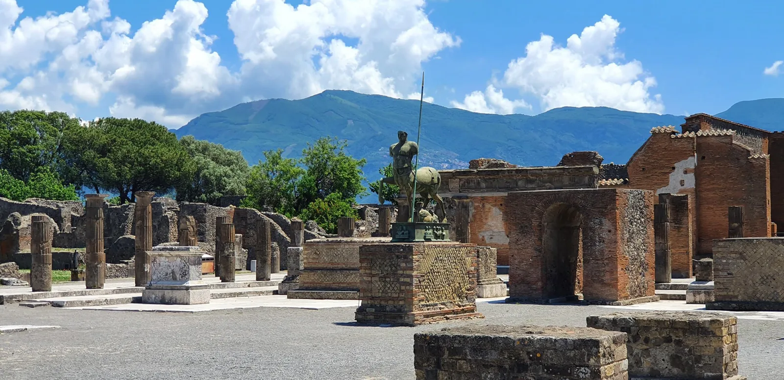 Vista del Foro di Pompei con il Vesuvio sullo sfondo