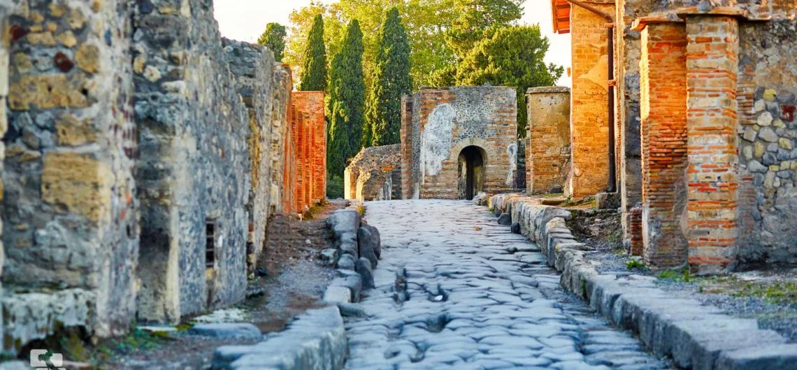 Veduta ampia di Pompei con percorso tra le rovine